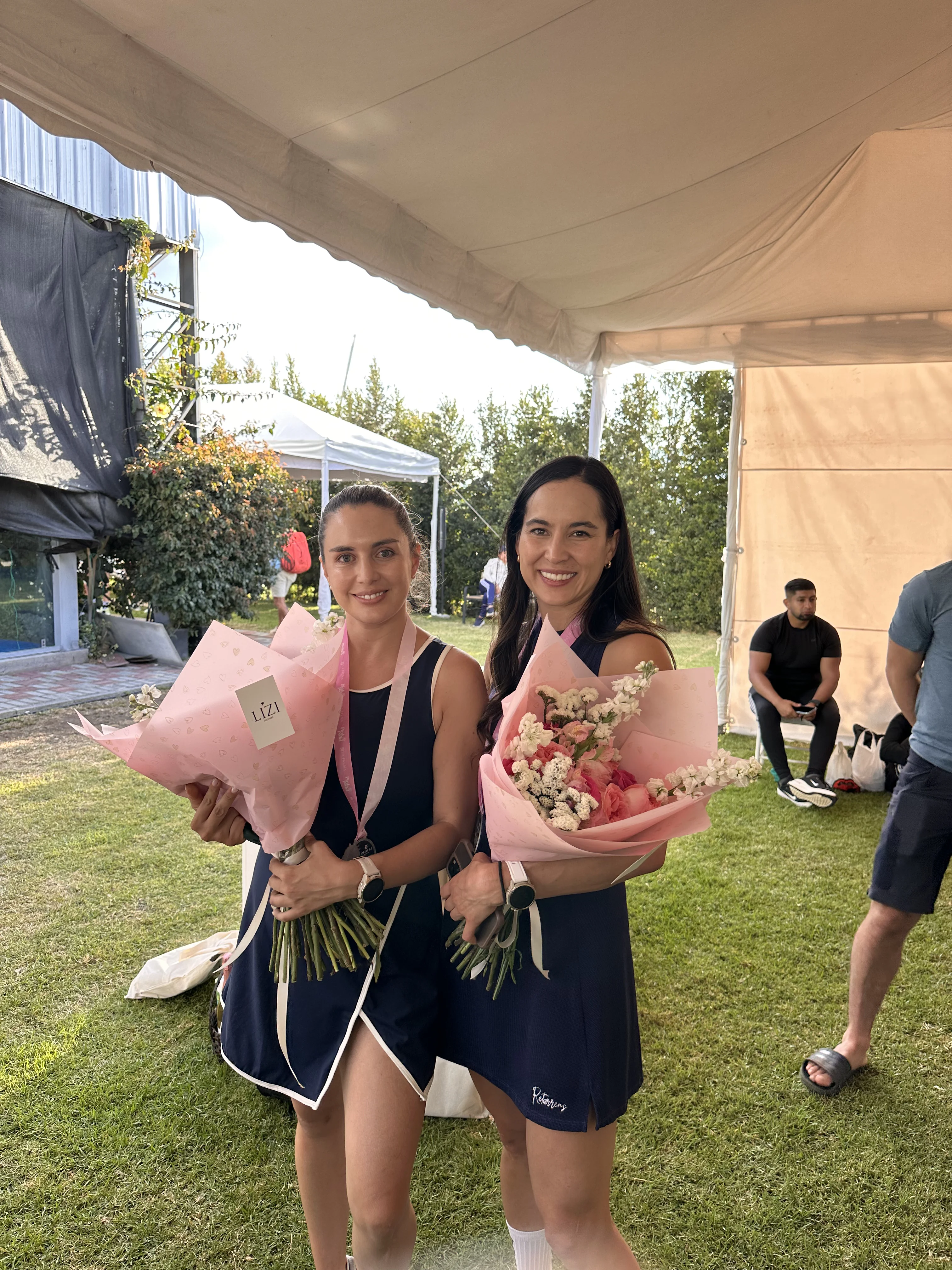 Dos invitadas muestran sus bouquets terminados
