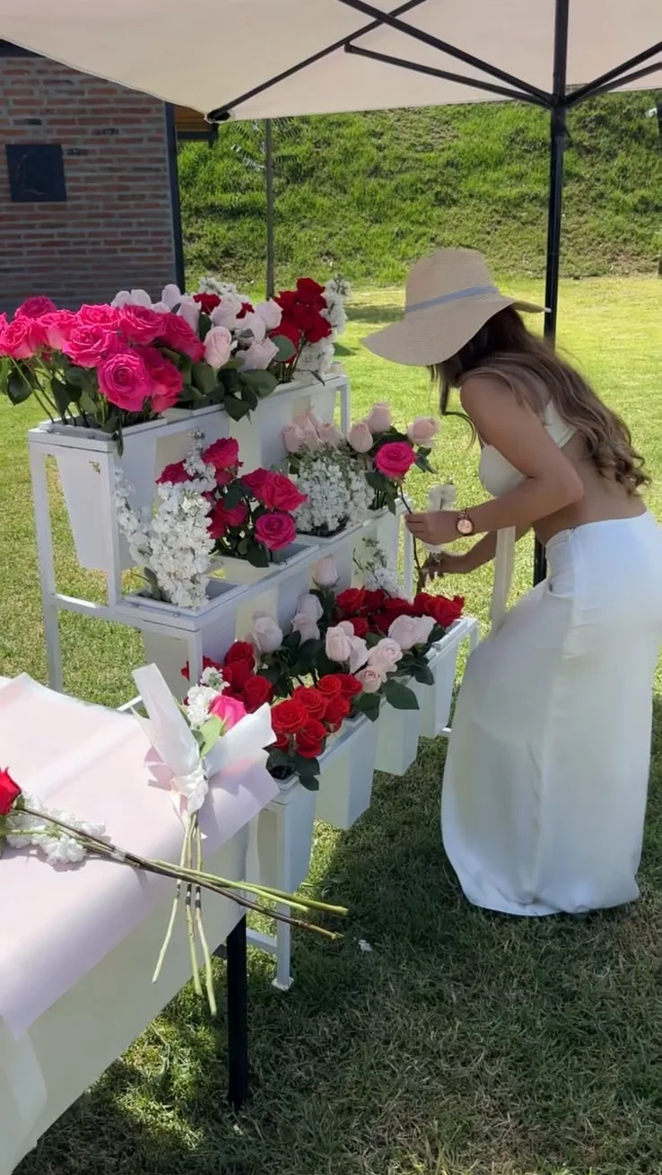 Invitada selecciona rosas para su bouquet