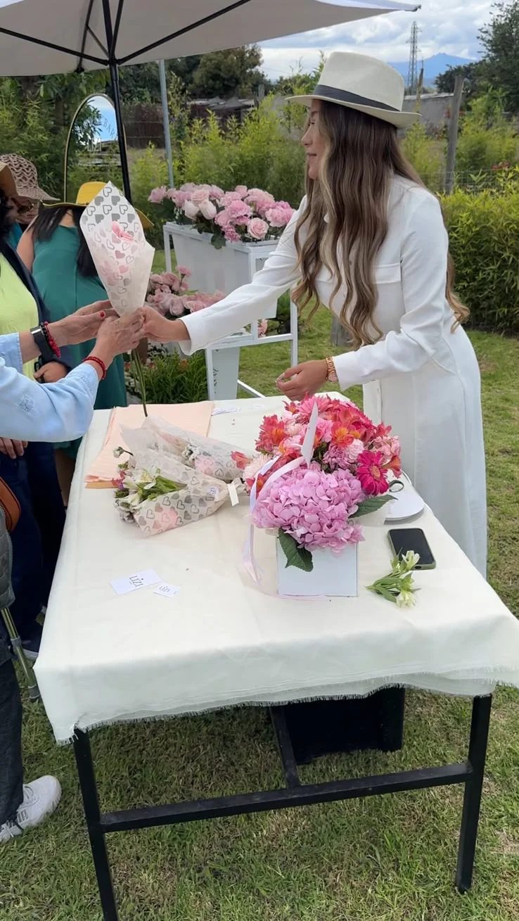 Preparación y envoltura de bouquets sobre la mesa