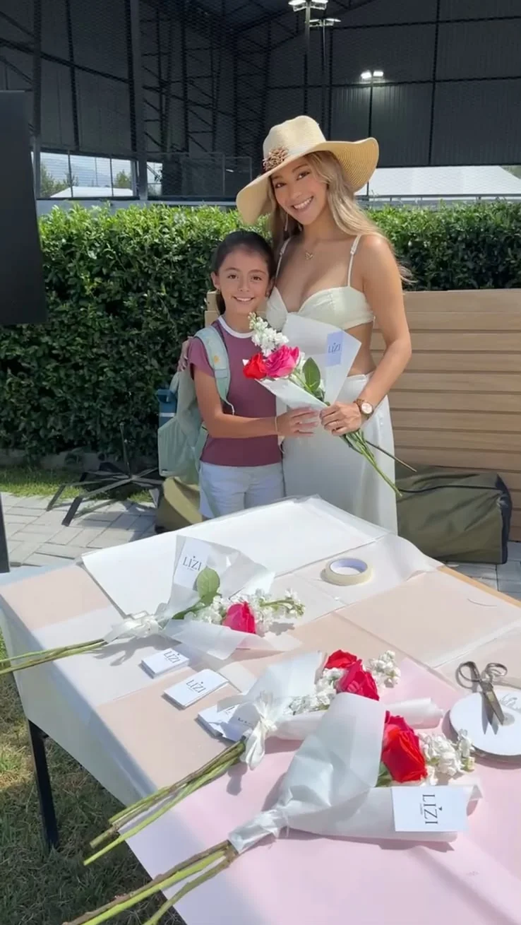 Una invitada y una niña con su ramo terminado