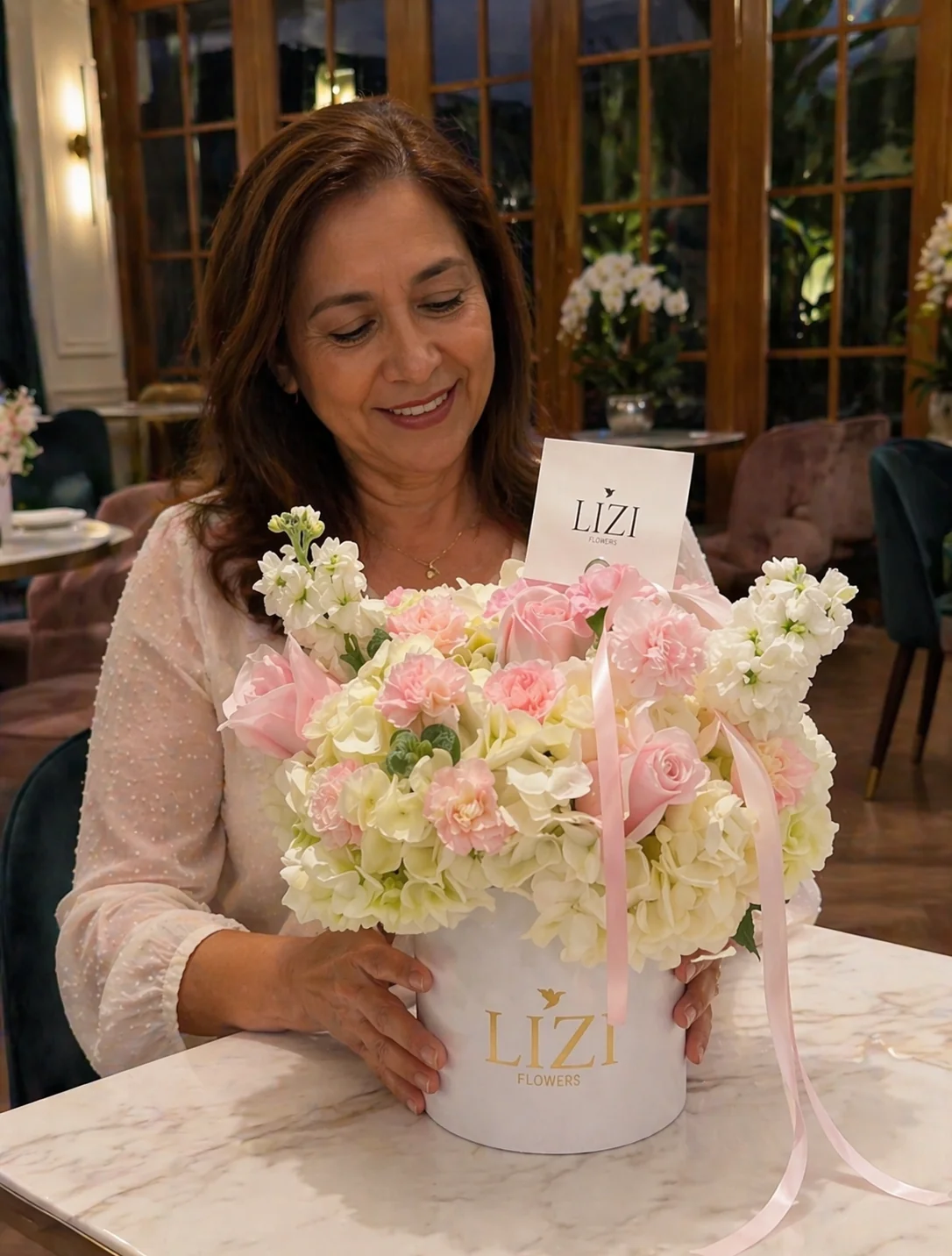 Arreglo de hortensias y rosas pastel en caja blanca Lizi sobre una mesa